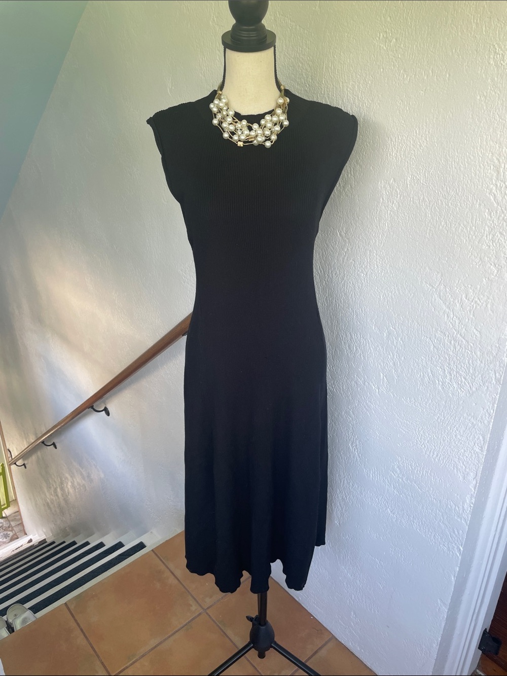 Elie Tahari Black Sleeveless Sweater Style Knit Midi Dress medium